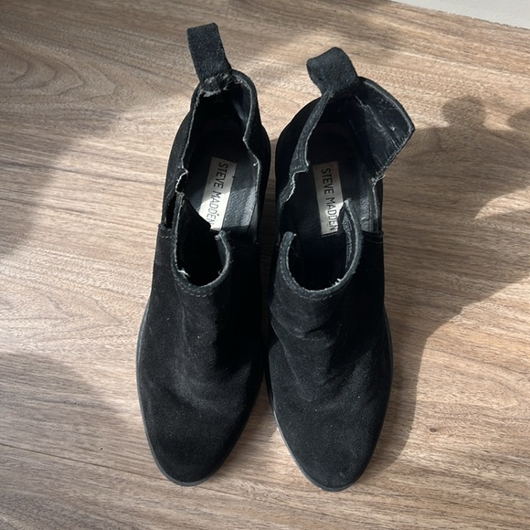 Sharini Bootie V-Cut Suede Leather - Picture 2 of 4